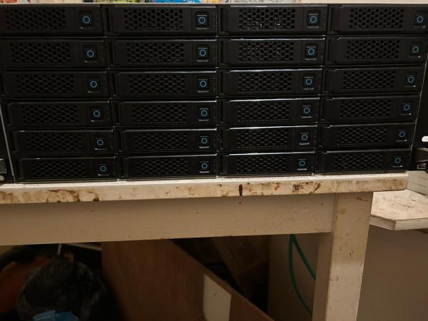 A VENDRE BOITIER 24 BAIES SERVER OU PC